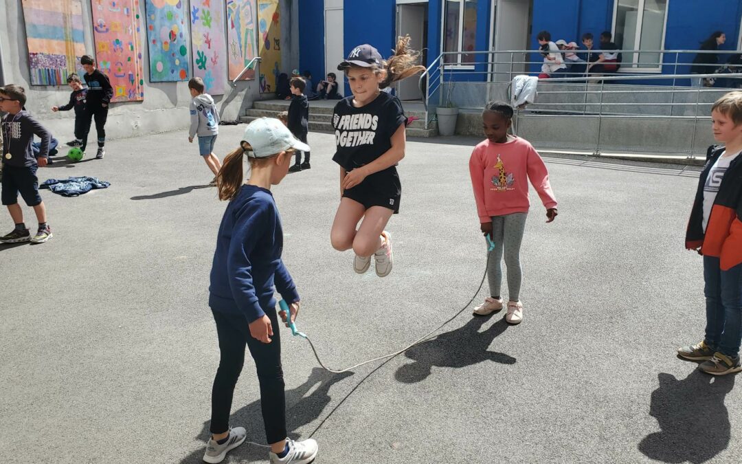 Les nouveaux jeux et matériels de cour sont arrivés