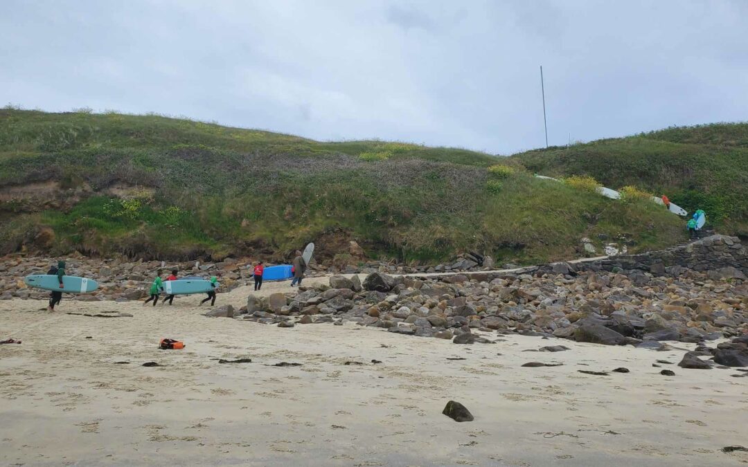 Première session de surf aux Blancs Sablons pour nos CM !