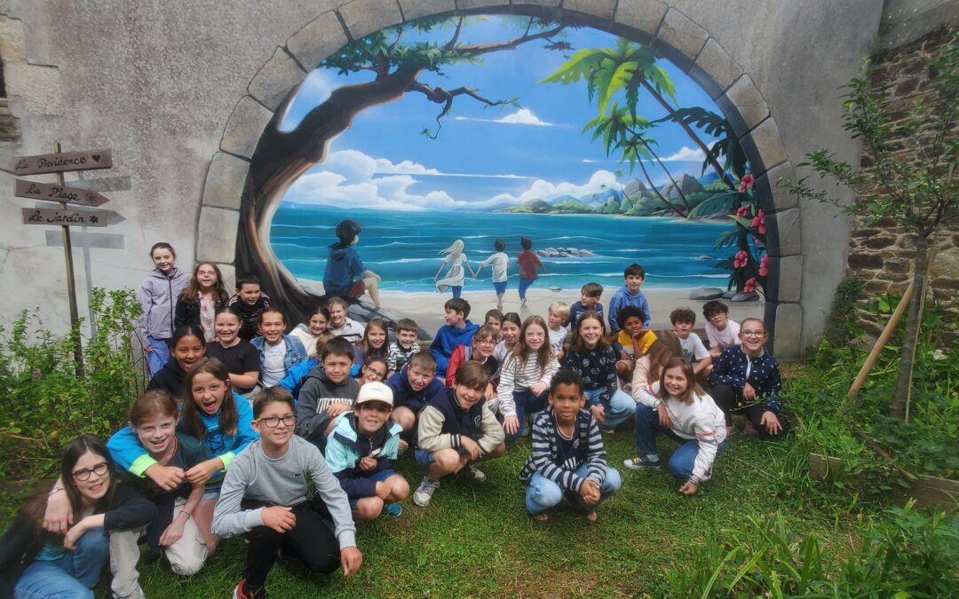 Création de la fresque murale de notre jardin par nos CM